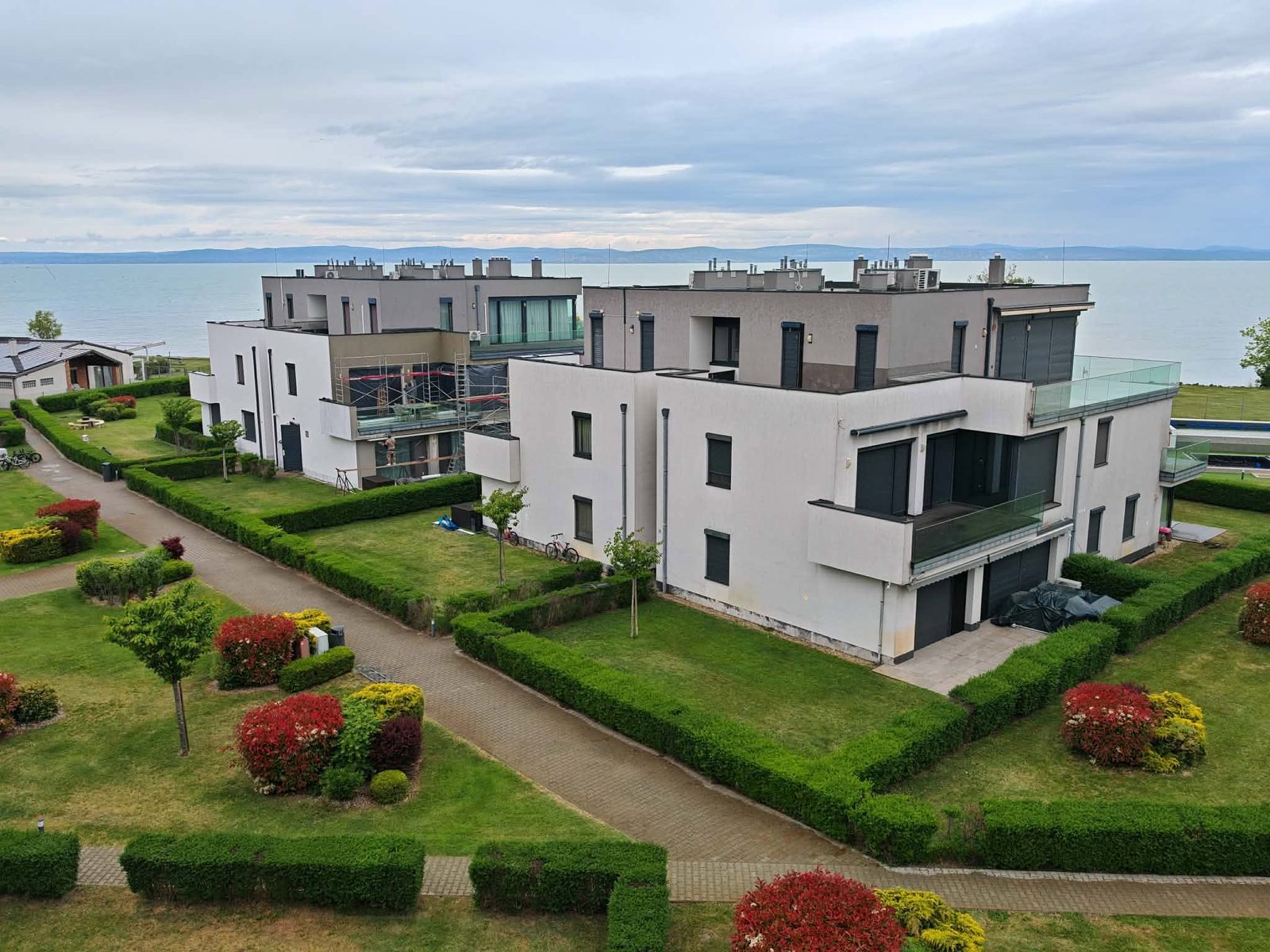 Siófok Arany Apartmanok épületegyüttese nemesvakolat-felújítás után